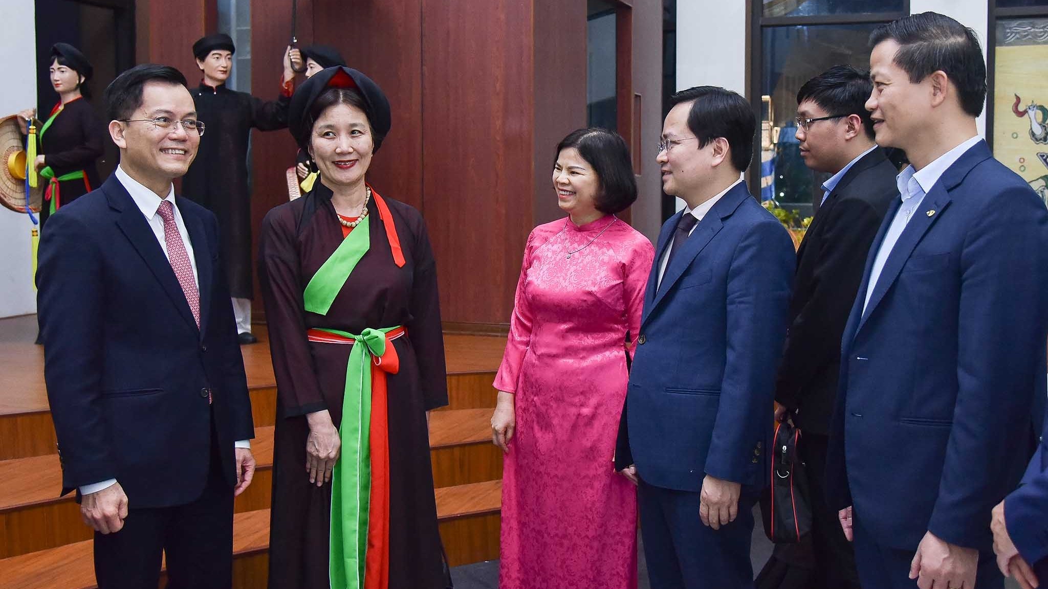 Bạn bè quốc tế trải nghiệm mặc áo tứ thân, khám phá vẻ đẹp Bắc Ninh-Kinh Bắc