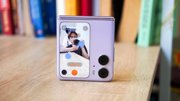 Find N2 Flip sở hữu màn hình ngoài kích thước lớn. (Nguồn: Dân trí)