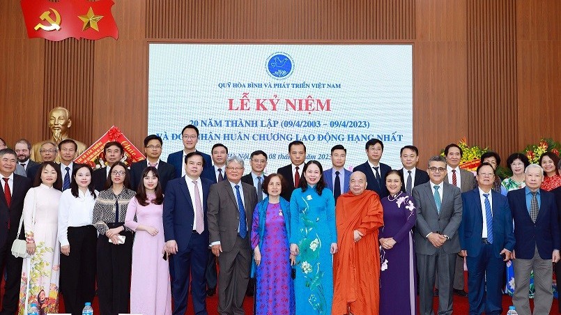 Quỹ Hòa bình và Phát triển Việt Nam đón nhận Huân chương Lao động hạng Nhất