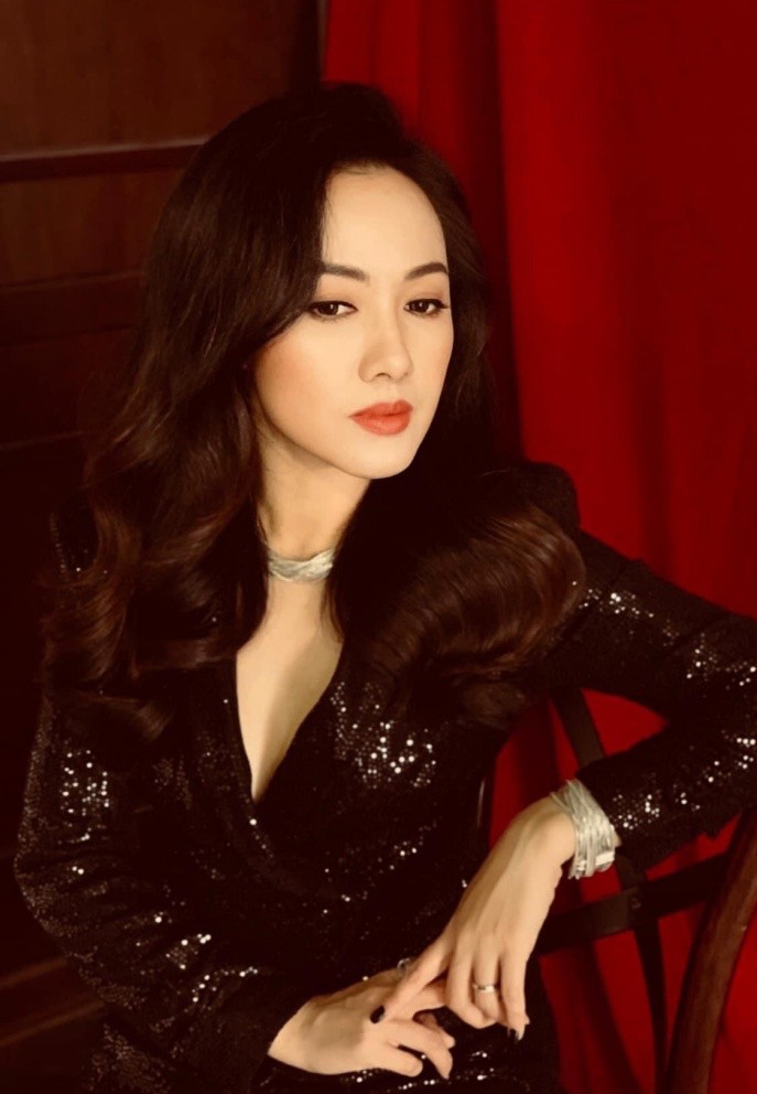 BTV Hoài Anh chia sẻ hình ảnh mới với phong cách kiêu sa, quyến rũ. 