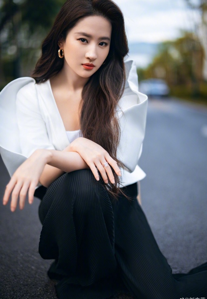 'Thần tiên tỷ tỷ’ Lưu Diệc Phi: Xinh đẹp, giàu có và 36 tuổi vẫn độc thân