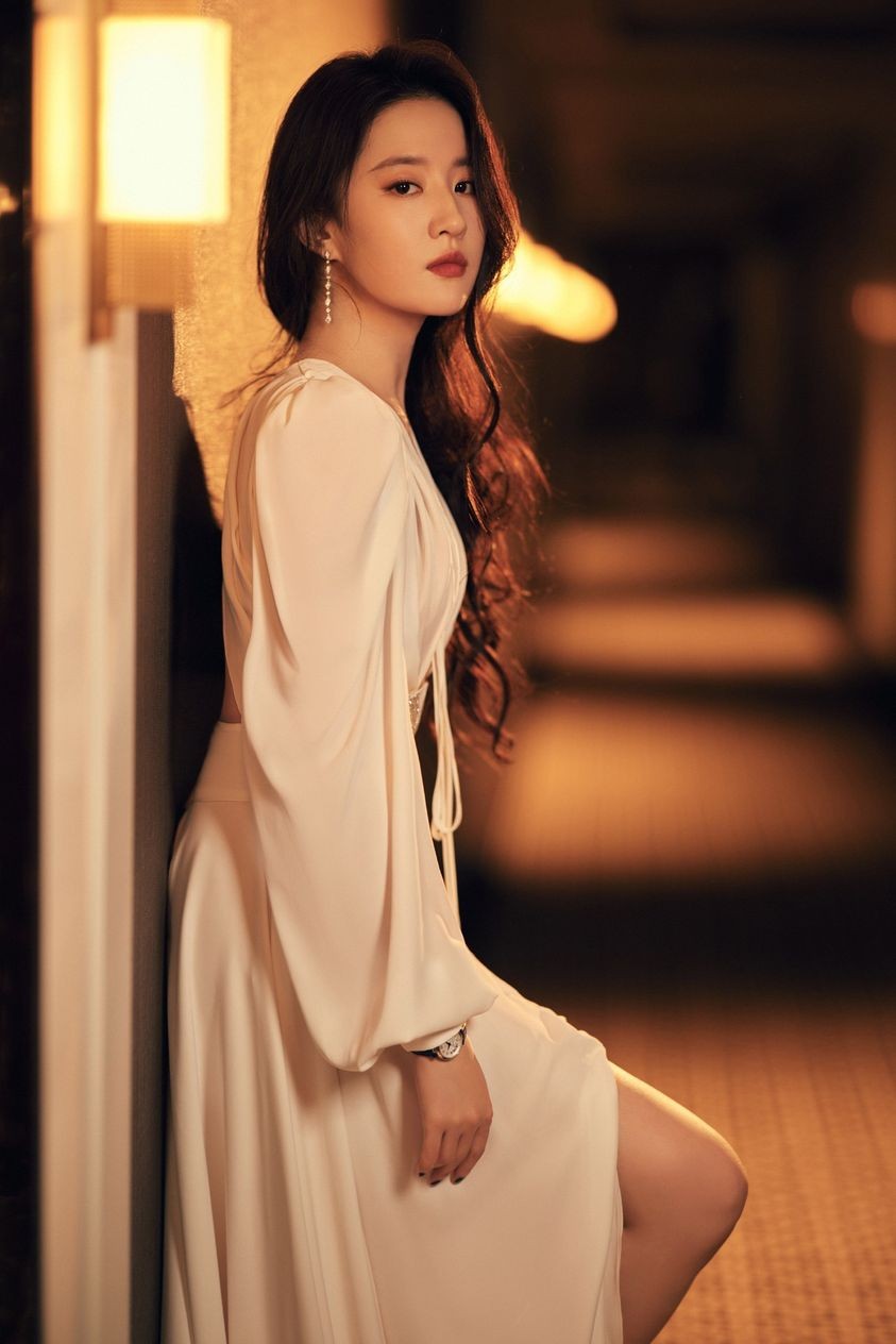 'Thần tiên tỷ tỷ’ Lưu Diệc Phi: Xinh đẹp, giàu có và 36 tuổi vẫn độc thân