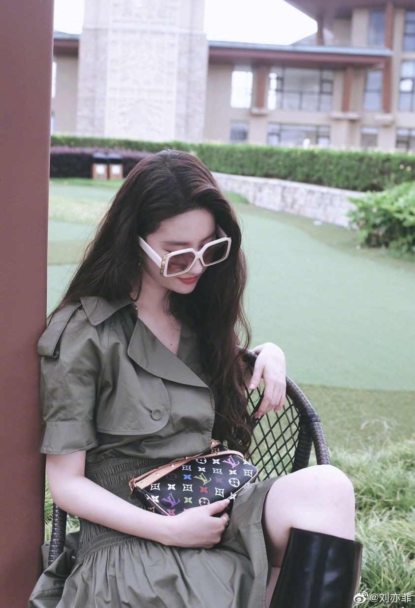 'Thần tiên tỷ tỷ’ Lưu Diệc Phi: Xinh đẹp, giàu có và 36 tuổi vẫn độc thân