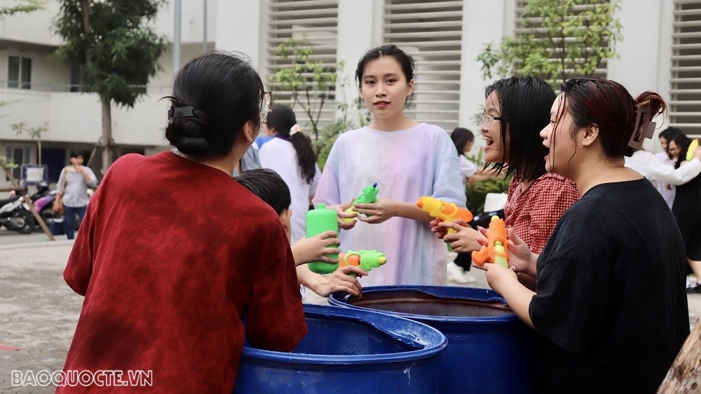 Thú vị lễ hội té nước Songkran tại Học viện Ngoại giao