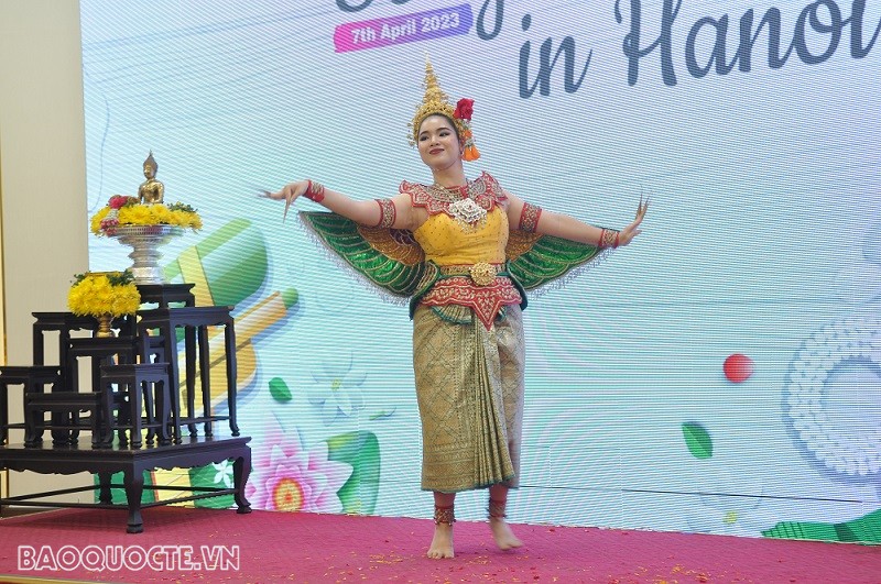 (04.09) Các tiết mục văn nghệ truyền thống, đặc sắc chào mừng Lễ Songkran. (Ảnh: Minh Quân)