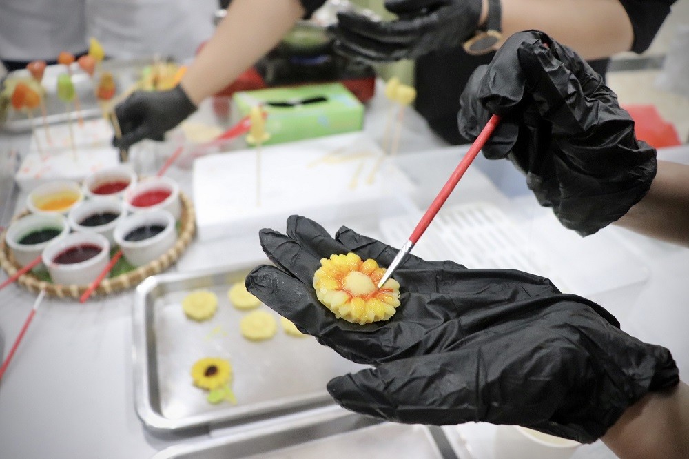 (04.09) ...cũng như những món ăn thủ công, nhiều sắc màu. (Ảnh: Phương Linh)