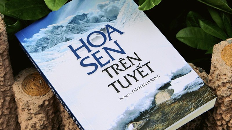 Góc sách: Hoa sen trên tuyết – Câu chuyện cuộc sống tìm ra ý nghĩa cuộc đời