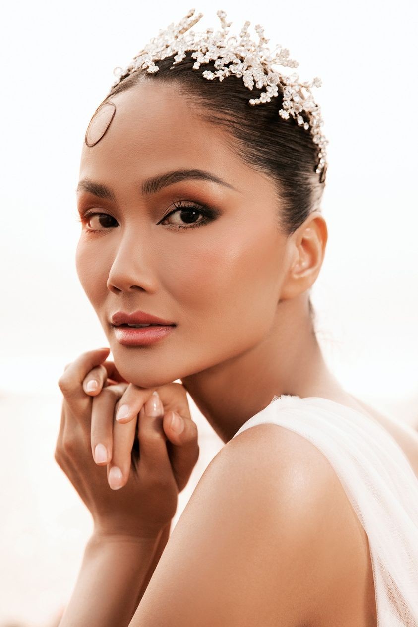 Siêu mẫu Thanh Hằng đọ dáng cùng H'Hen Niê