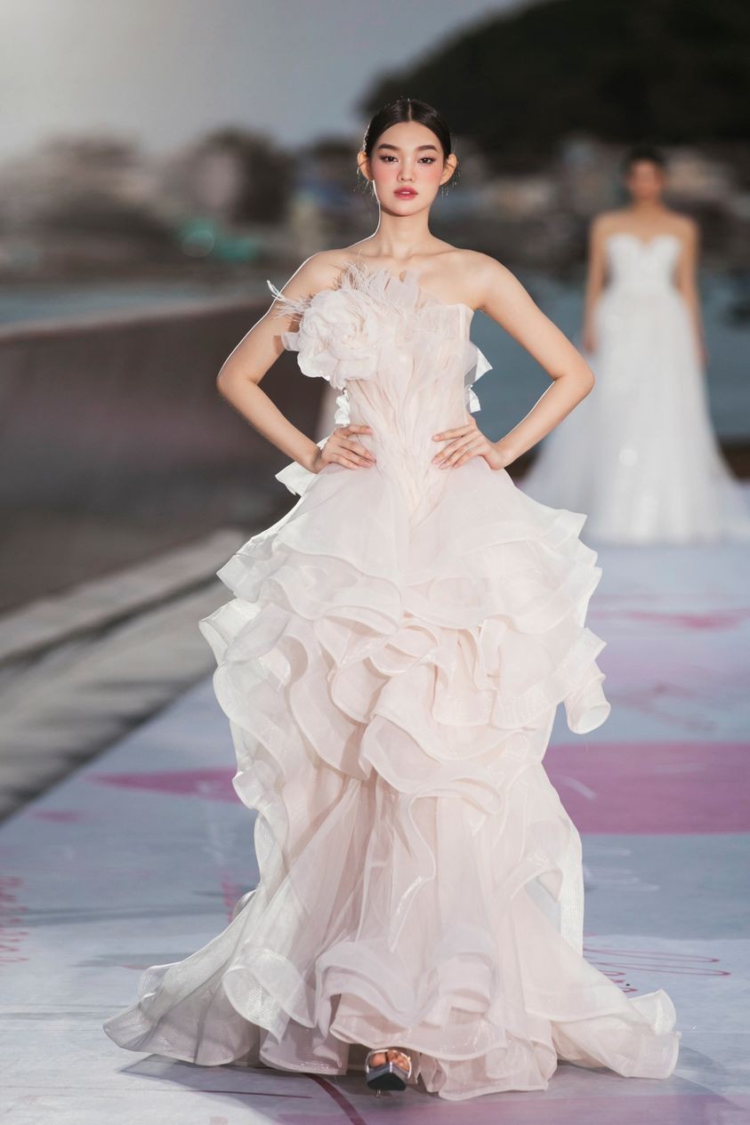 Siêu mẫu Thanh Hằng đọ dáng cùng H'Hen Niê