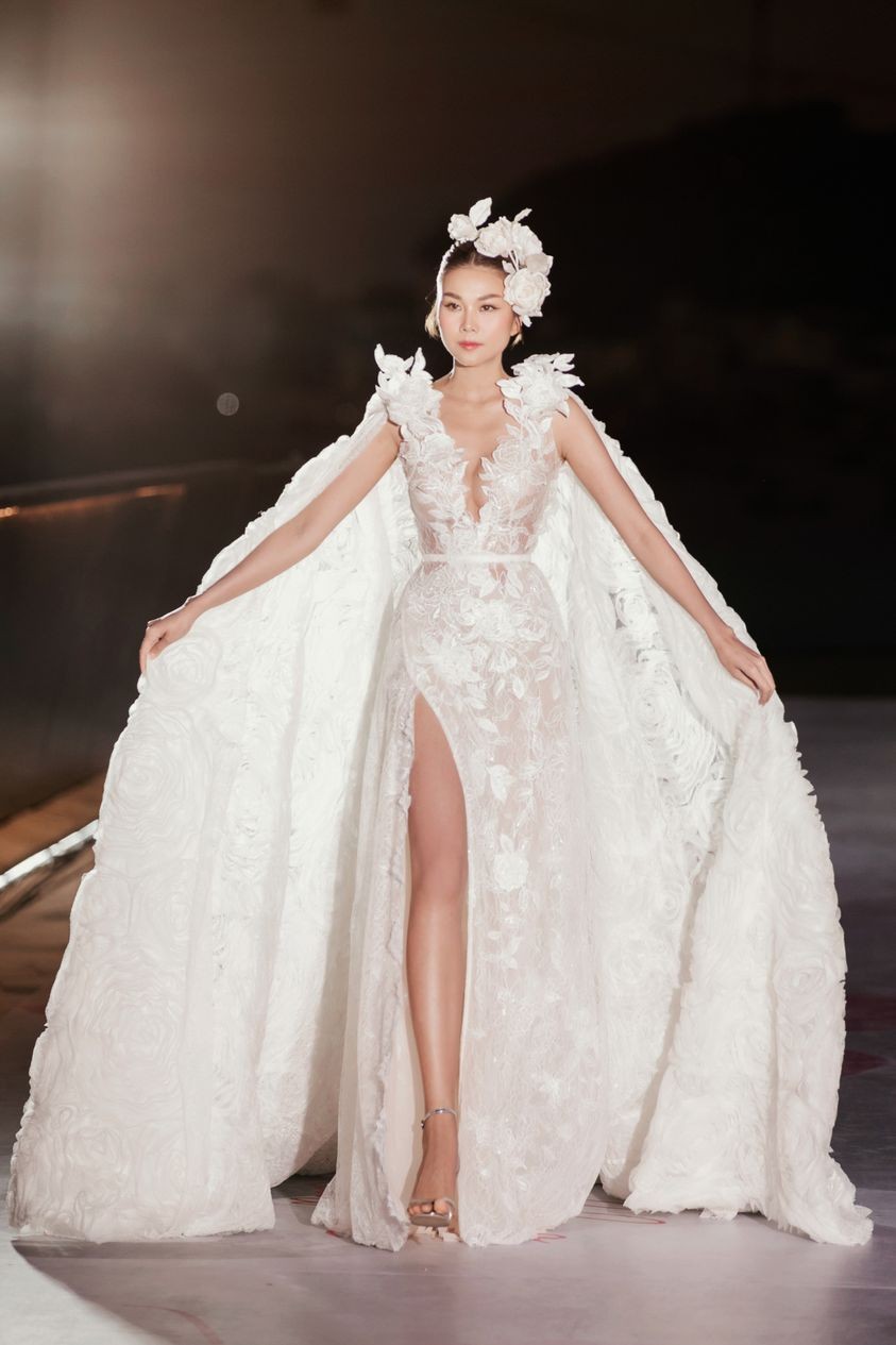 Siêu mẫu Thanh Hằng đọ dáng cùng H'Hen Niê