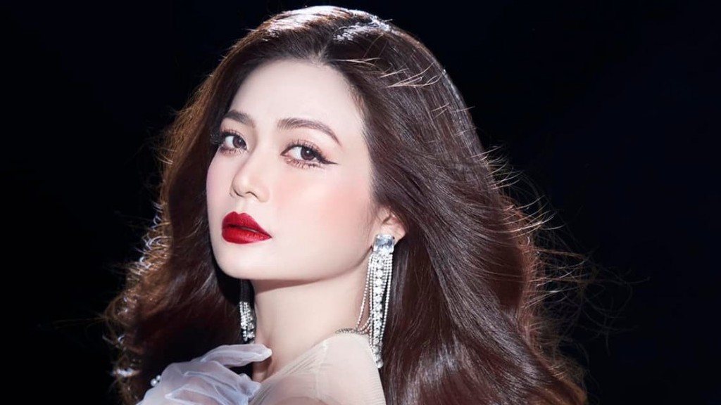 Kiều Anh gợi cảm, trẻ trung khó tin ở tuổi 42