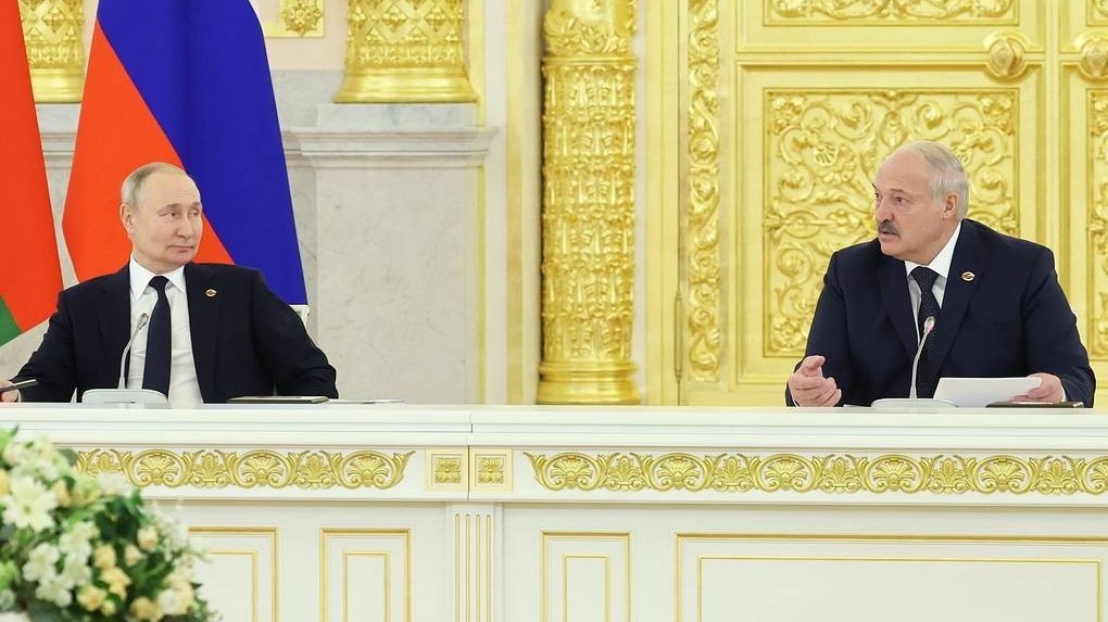 Ảnh ấn tượng tuần (3-9/4): Lính Ukraine bắn súng máy ở Bakhmut, Nga-Belarus ‘chịu đòn lớn một cách đàng hoàng’, nụ cười hài lòng của Tổng thư ký NATO