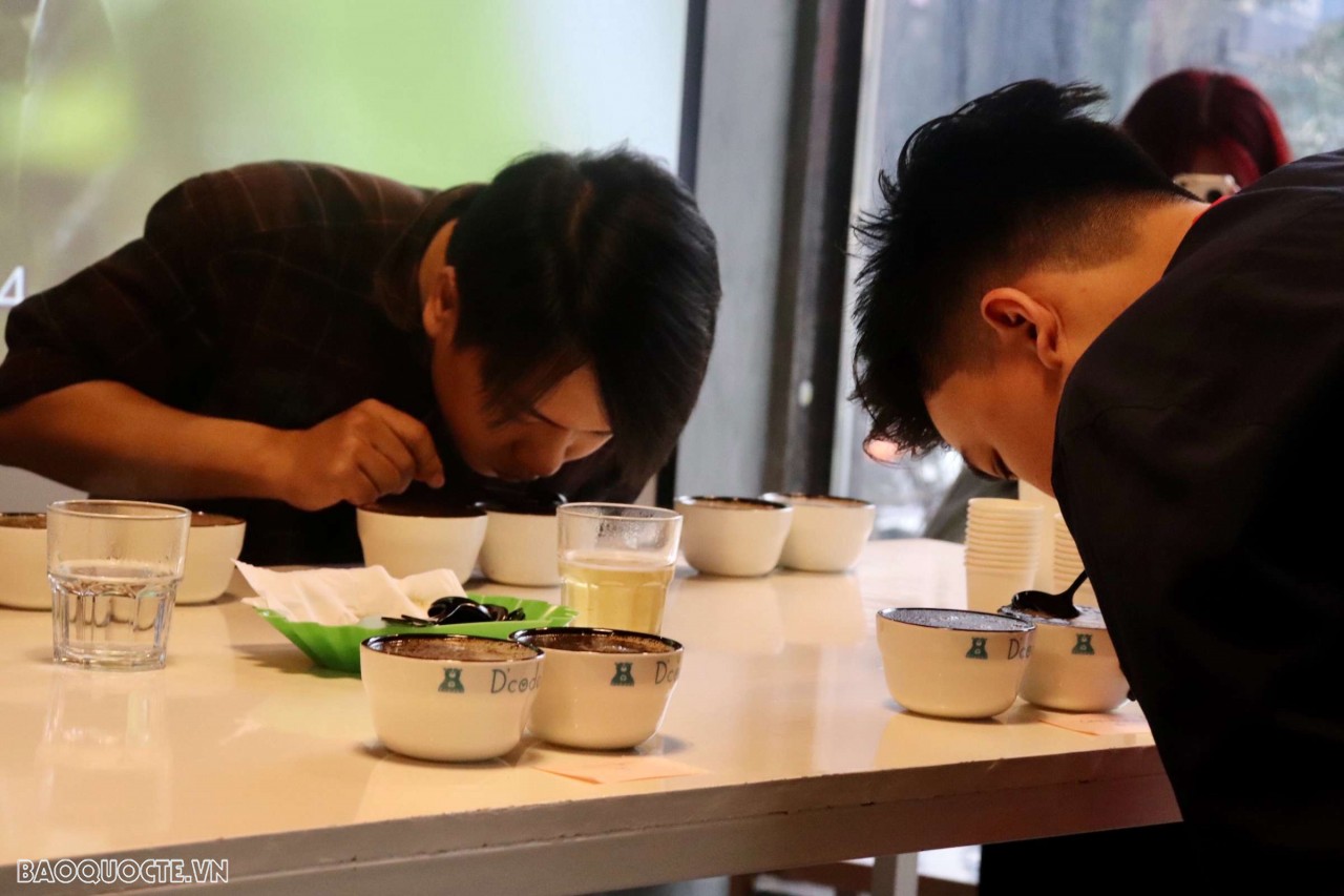 Hoạt động thử cà phê hướng đến các barista chuyên nghiệp, các nhà rang xay, đại diện quán cà phê và đại diện công ty xuất nhập khẩu cà phê nước ngoài.  Cupping là quá trình thử hương, nếm vị để đánh giá chất lượng hạt cà phê của những chuyên gia thử nếm “Q Graders” hay bất kỳ ai có hiểu biết về kỹ thuật Cupping cơ bản. (Ảnh: Hiền Linh)