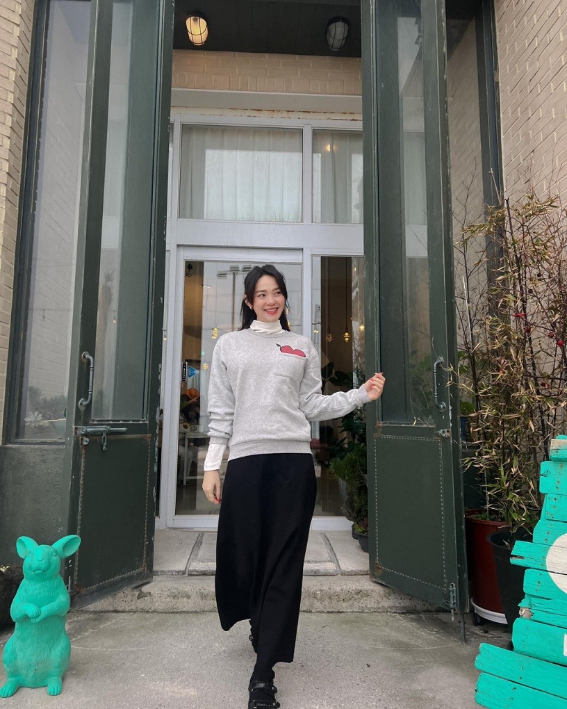 Minh Hằng vừa có chuyến vi vu Seoul mùa Xuân ngắm hoa đào cùng ông xã. Người đẹp chuộng các kiểu áo nỉ, áo len để phù hợp với thời tiết lạnh ở Hàn Quốc. Với bộ cánh gồm áo nỉ phối áo cổ lọ, dép bệt, Minh Hằng trông khỏe khoắn, năng động.