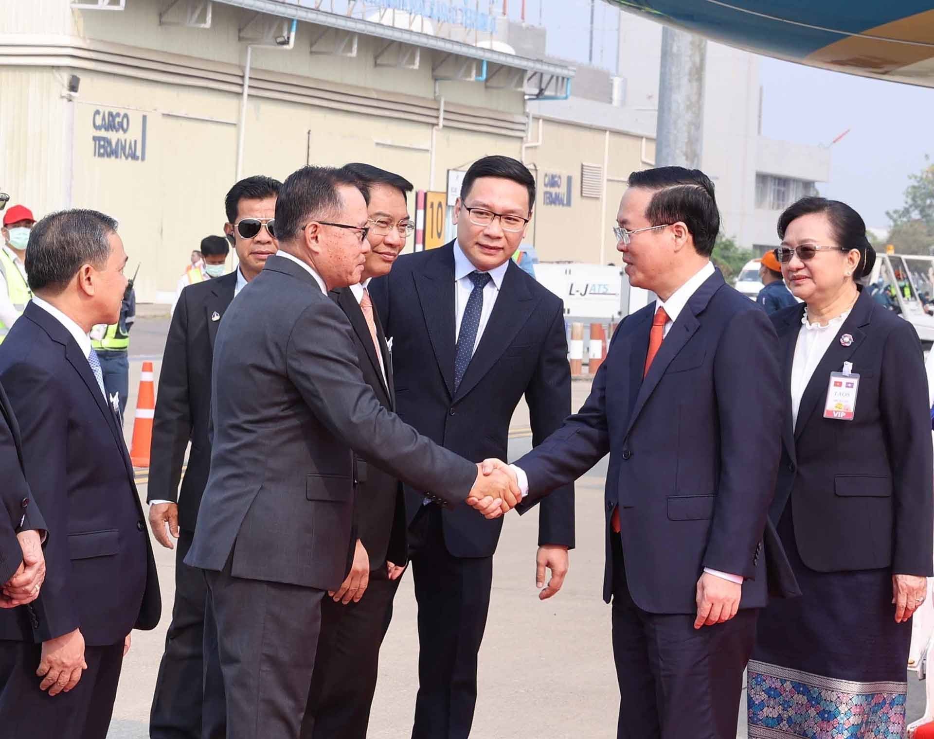 Lễ đón Chủ tịch nước Võ Văn Thưởng tại Sân bay quốc tế Wattay. (Nguồn: TTXVN)