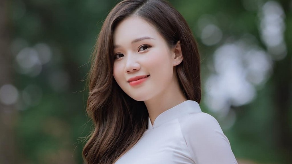 Diễn viên Ngọc Anh khoe đường cong quyến rũ