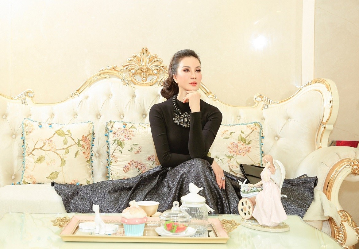 MC Thanh Mai hướng dẫn chọn trang phục tông màu đen trắng cơ bản mà vẫn xinh đẹp nổi bật