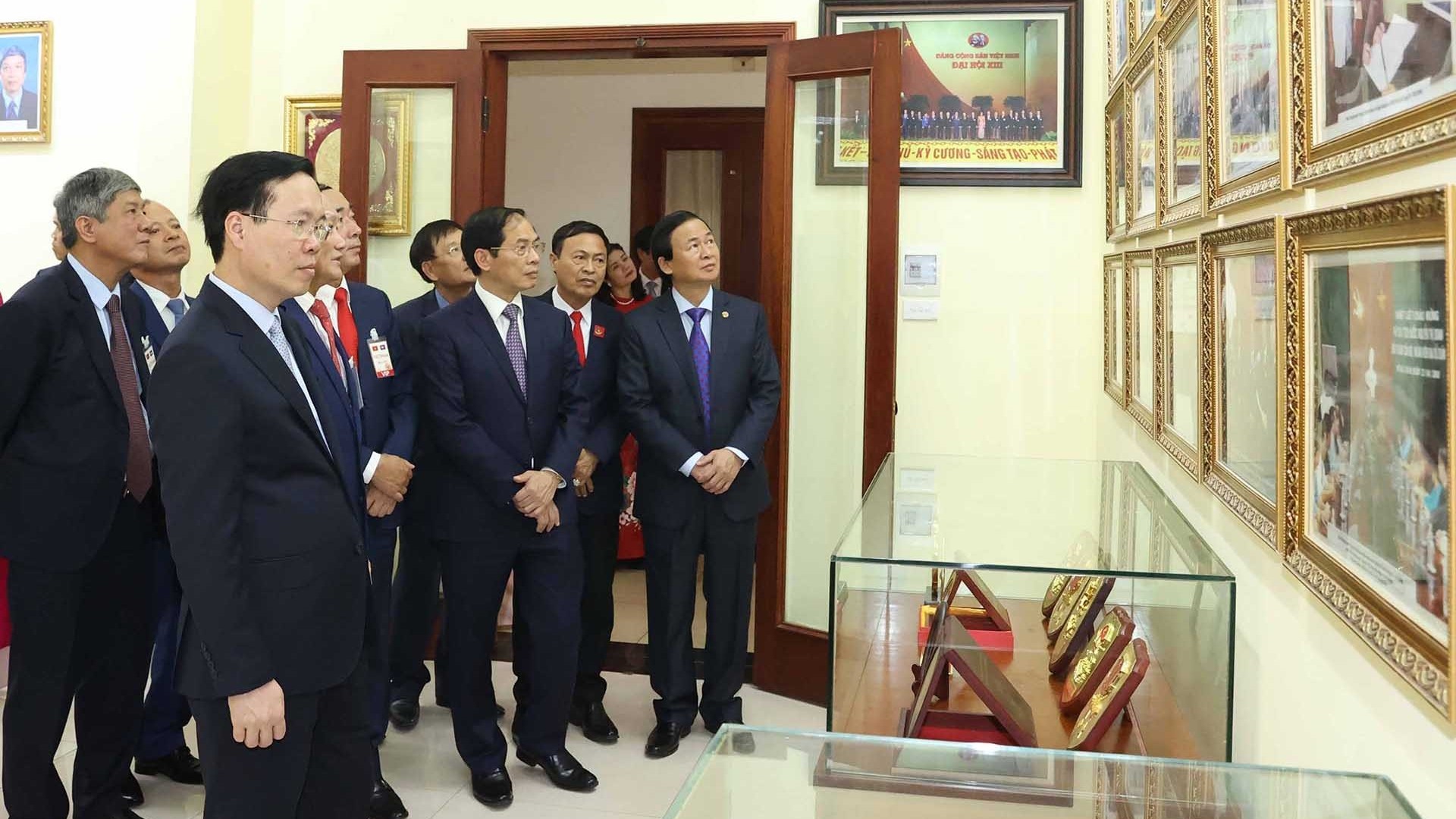 Chủ tịch nước gặp gỡ cán bộ nhân viên Cơ quan đại diện Việt Nam cùng đại diện doanh nghiệp và cộng đồng người Việt tại Lào