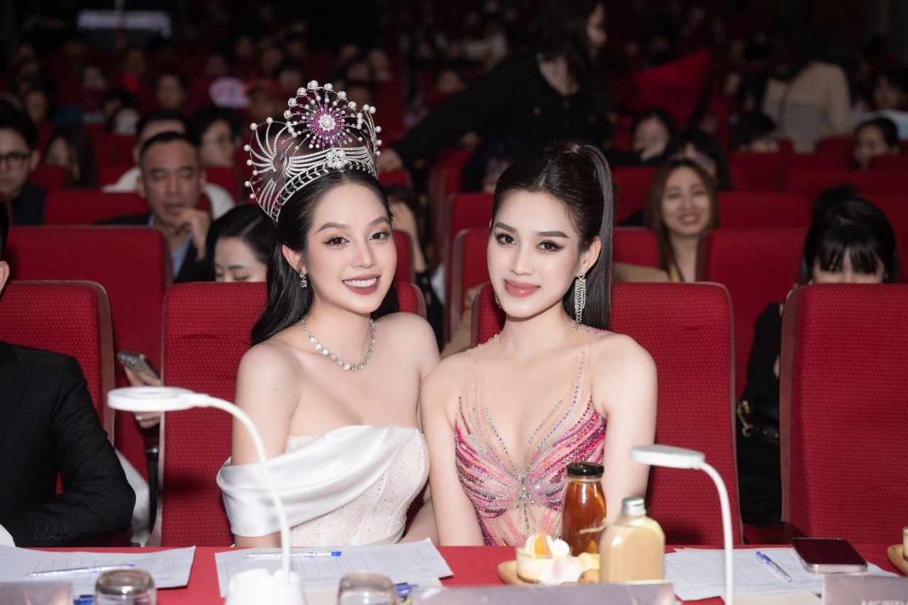 Hoa hậu Thanh Thủy đẹp lạnh lùng bên 'đàn chị' Đỗ Thị Hà Hoa hậu Thanh Thủy đẹp lạnh lùng bên 'đàn chị' Đỗ Thị Hà