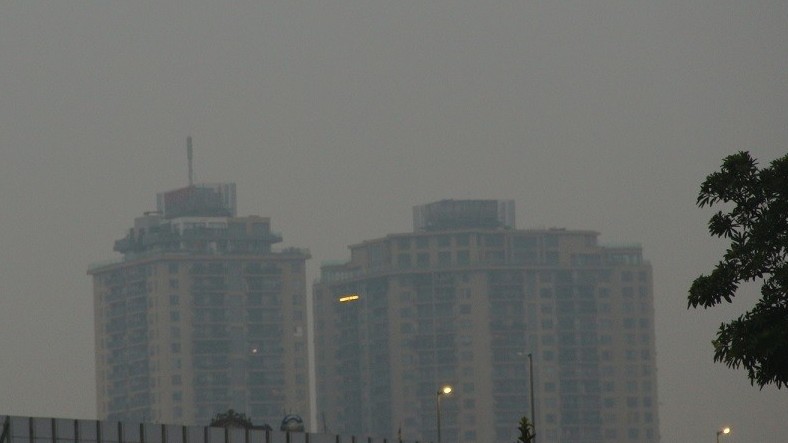 Dự báo thời tiết đêm nay và ngày mai (11-12/4): Hà Nội đêm và sáng trời lạnh, mưa nhỏ, sương mù, ngày có gió Đông Nam; Tây Bắc, Nam Bộ nắng nóng