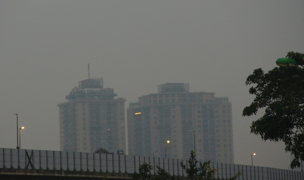 Dự báo thời tiết đêm nay và ngày mai (11-12/4): Hà Nội đêm và sáng trời lạnh, mưa nhỏ, sương mù, ngày có gió Đông Nam; Tây Bắc, Nam Bộ nắng nóng