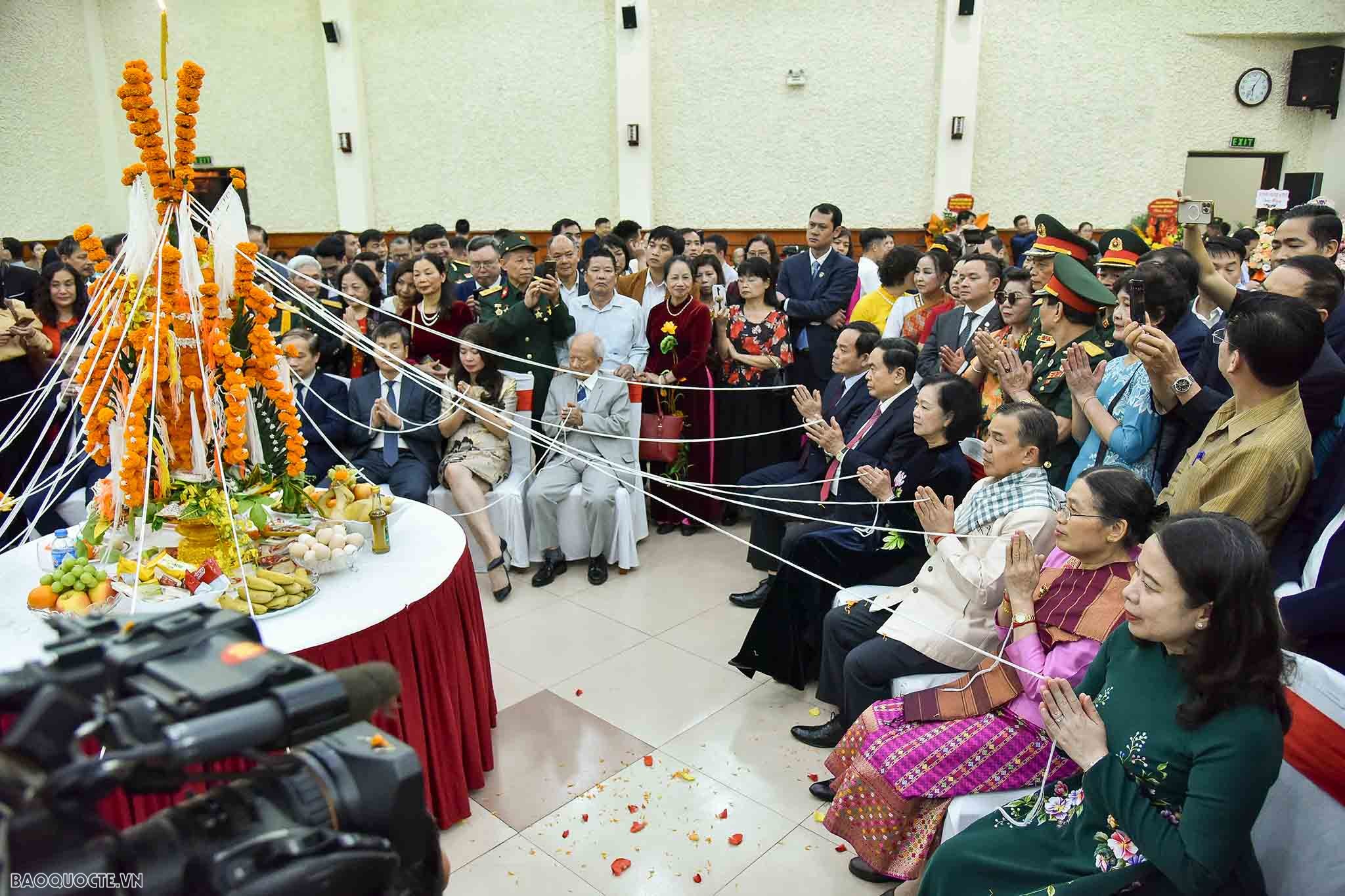 Lễ buộc chỉ cổ tay dịp Tết cổ truyền Bunpimay Lào tại Hà Nội Thúc đẩy quan hệ hữu nghị vĩ đại, đoàn kết đặc biệt nhân dịp Tết cổ truyền Bunpimay Lào