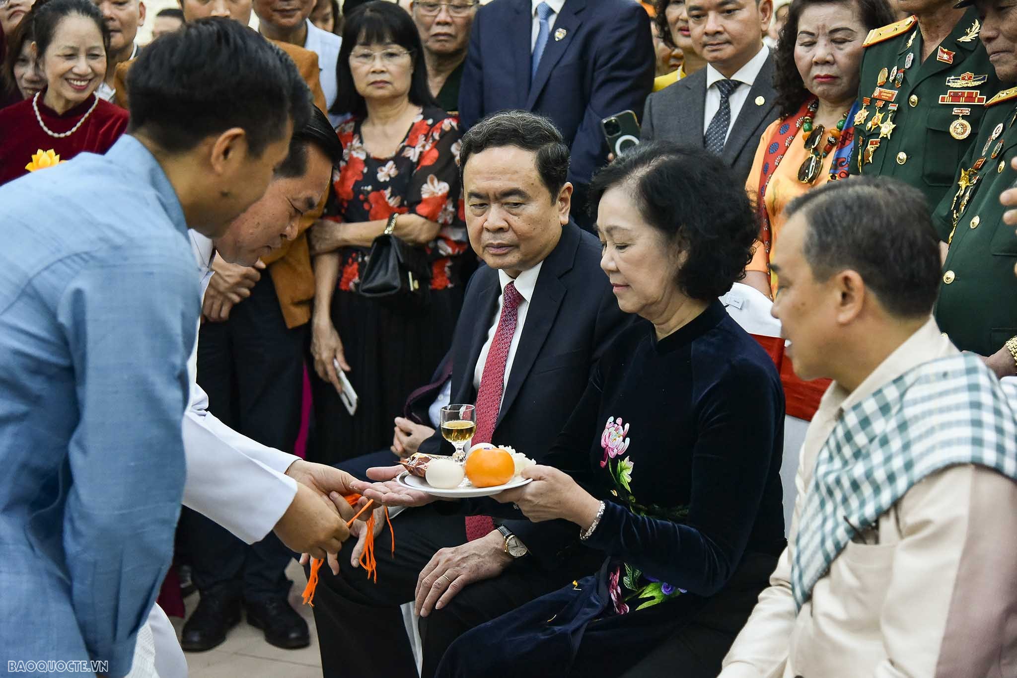 Lễ buộc chỉ cổ tay dịp Tết cổ truyền Bunpimay Lào tại Hà Nội Thúc đẩy quan hệ hữu nghị vĩ đại, đoàn kết đặc biệt nhân dịp Tết cổ truyền Bunpimay Lào