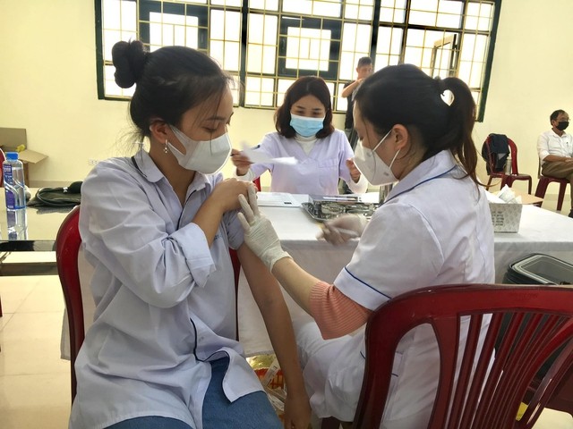 Tiêm vaccine phòng ngừa nguy cơ mắc Covid-19. (Nguồn: SK&ĐS) Tiêm vaccine phòng ngừa nguy cơ mắc Covid-19. (Nguồn: SK&ĐS)