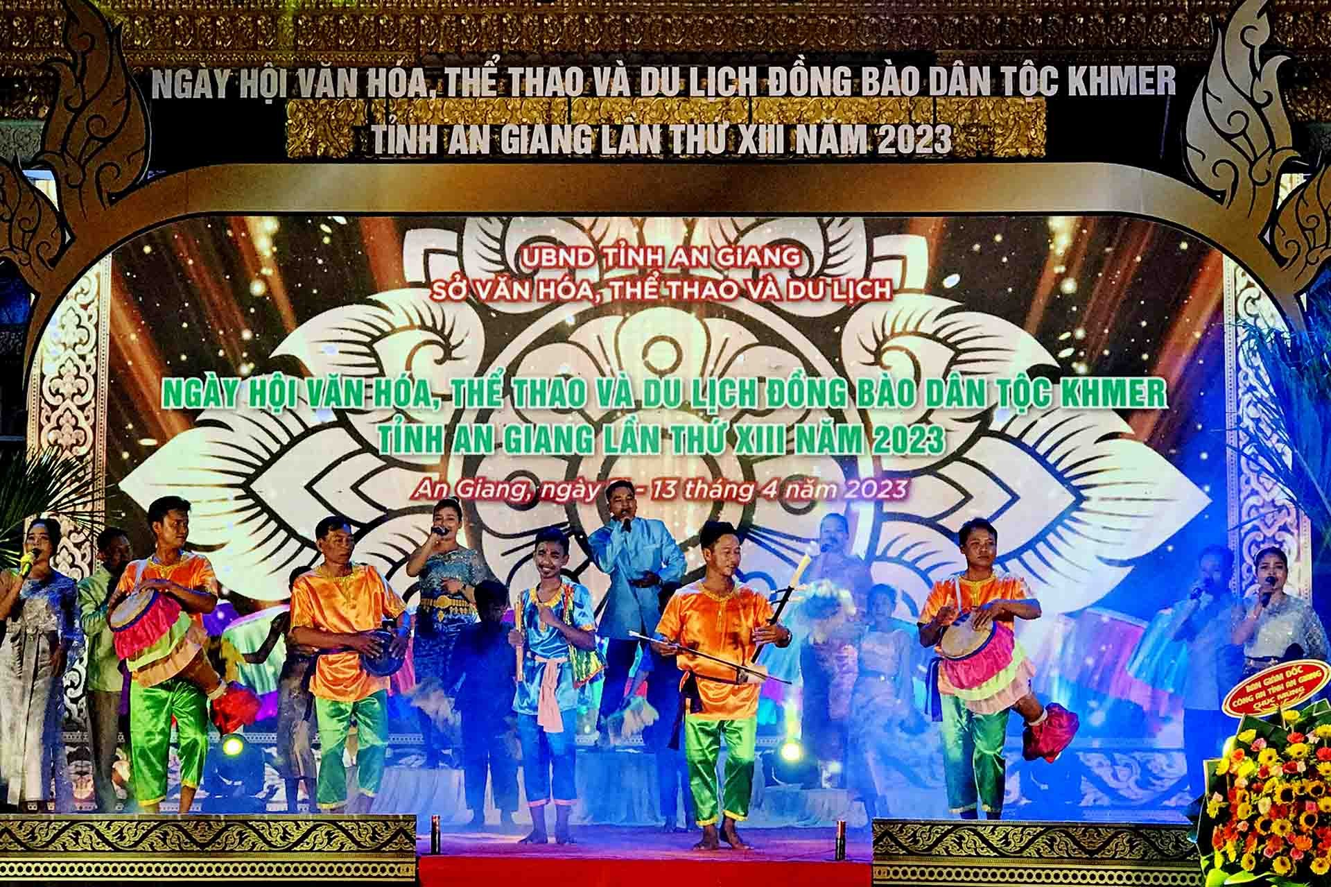 Có rất nhiều tiết mục văn nghệ đặc sắc, đậm đà bản sắc dân tộc được trình diễn trong lễ khai mạc. (Ảnh: Chiến Khu)