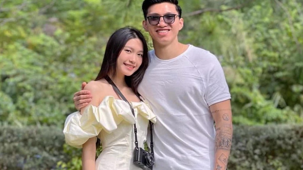 Nhan sắc đời thường cuốn hút của bạn gái cầu thủ Đoàn Văn Hậu