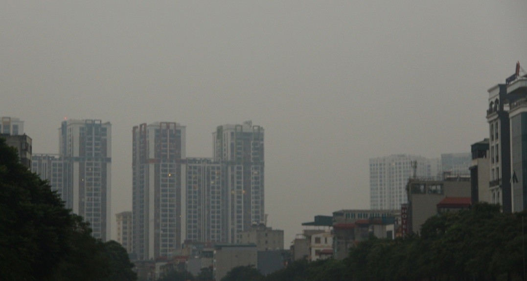 Dự báo thời tiết đêm nay và ngày mai (12-13/4): Hà Nội, Đông Bắc Bộ đêm và sáng mưa nhỏ, mưa phùn, sương mù; Tây Bắc, Nam Bộ có nắng nóng