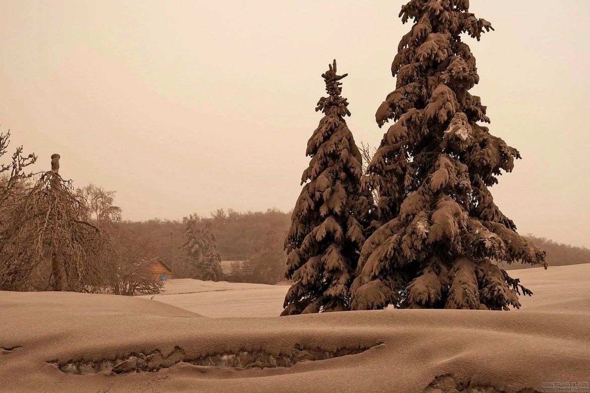 Hình ảnh ngôi làng của Nga bị vùi lấp bởi tro bụi núi lửa phun trào