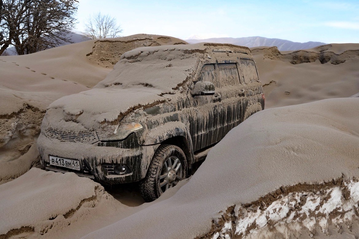 Hình ảnh ngôi làng của Nga bị vùi lấp bởi tro bụi núi lửa phun trào