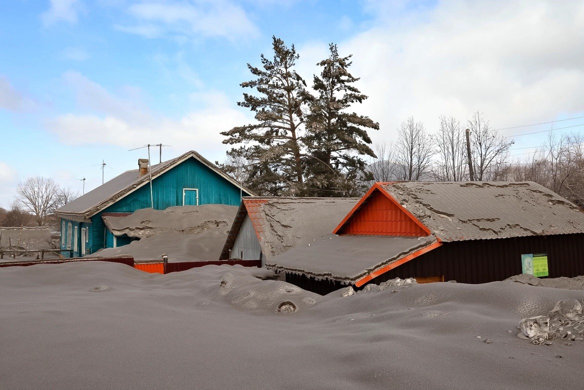 Hình ảnh ngôi làng của Nga bị vùi lấp bởi tro bụi núi lửa phun trào