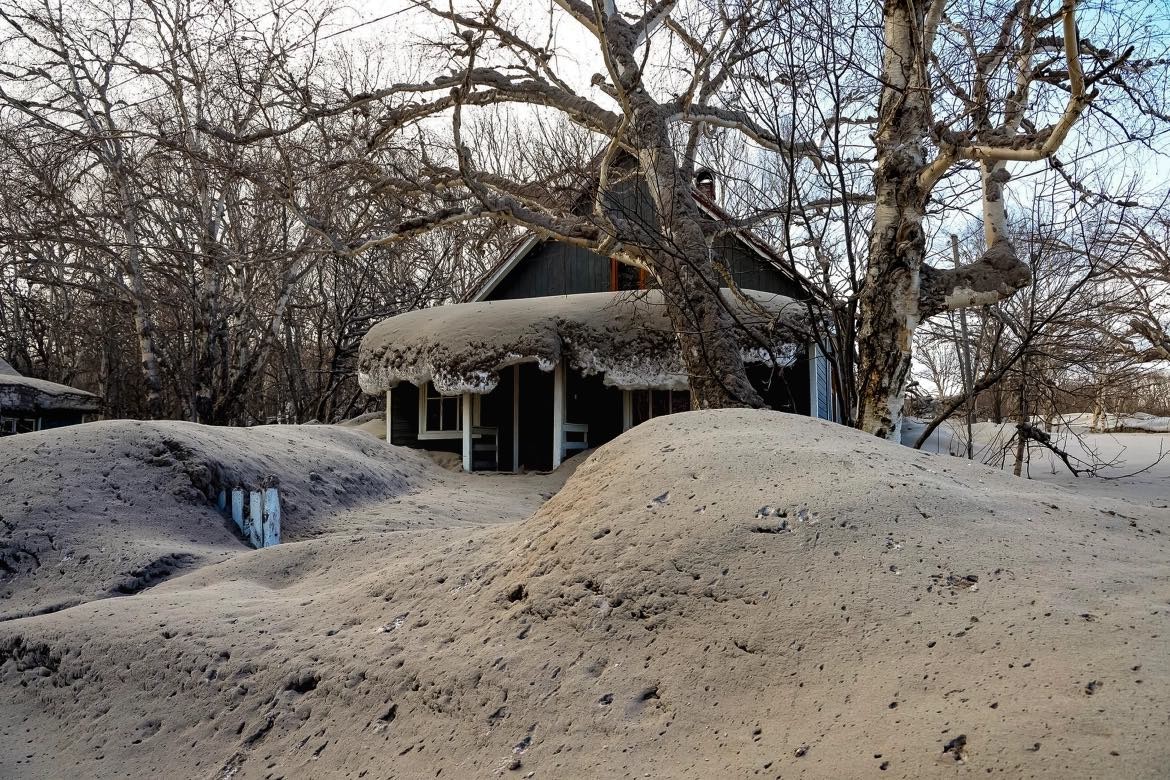 Hình ảnh ngôi làng của Nga bị vùi lấp bởi tro bụi núi lửa phun trào