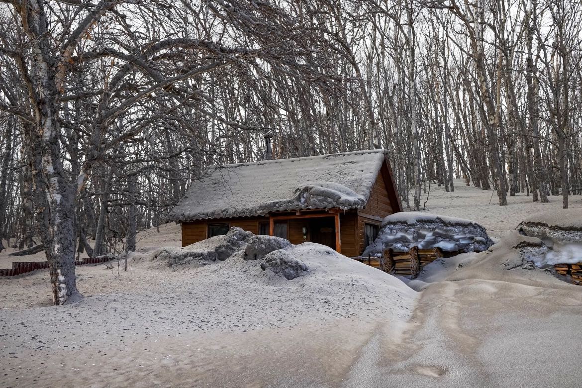 Hình ảnh ngôi làng của Nga bị vùi lấp bởi tro bụi núi lửa phun trào