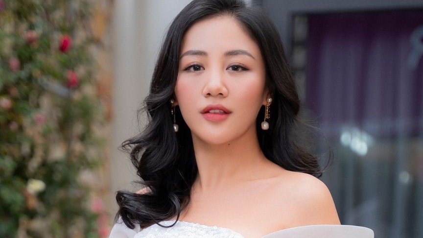 Sắc vóc quyến rũ của ca sĩ Văn Mai Hương