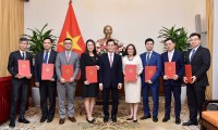 Thứ trưởng Ngoại giao Hà Kim Ngọc trao quyết định bổ nhiệm, tiếp nhận và điều động 8 lãnh đạo cấp Vụ