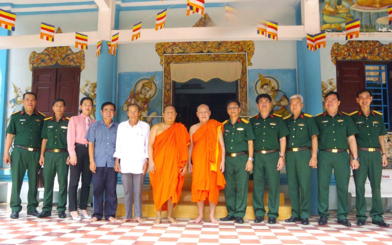 Đoàn công tác chụp ảnh lưu niệm với Ban Quản trị và các vị sư sãi chùa Dơi, thành phố Sóc Trăng, tỉnh Sóc Trăng.