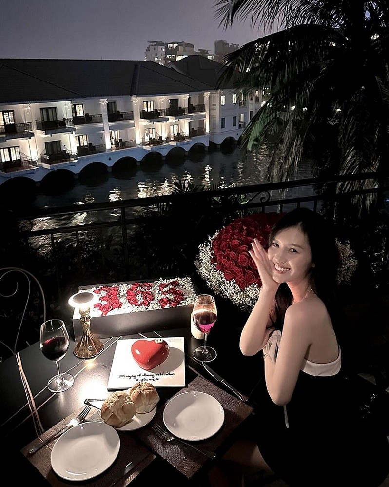 CLB Hà Nội: Nguyễn Thành Chung và vợ lãng mạn kỷ niệm 1 năm ngày cưới