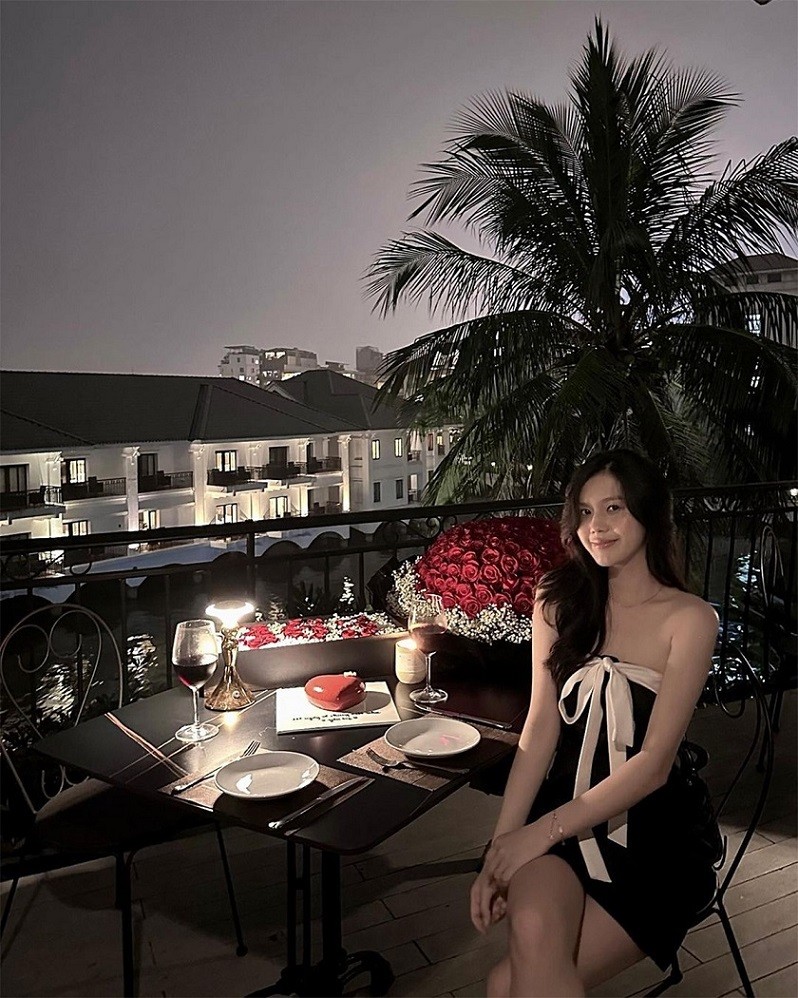 CLB Hà Nội: Nguyễn Thành Chung và vợ lãng mạn kỷ niệm 1 năm ngày cưới