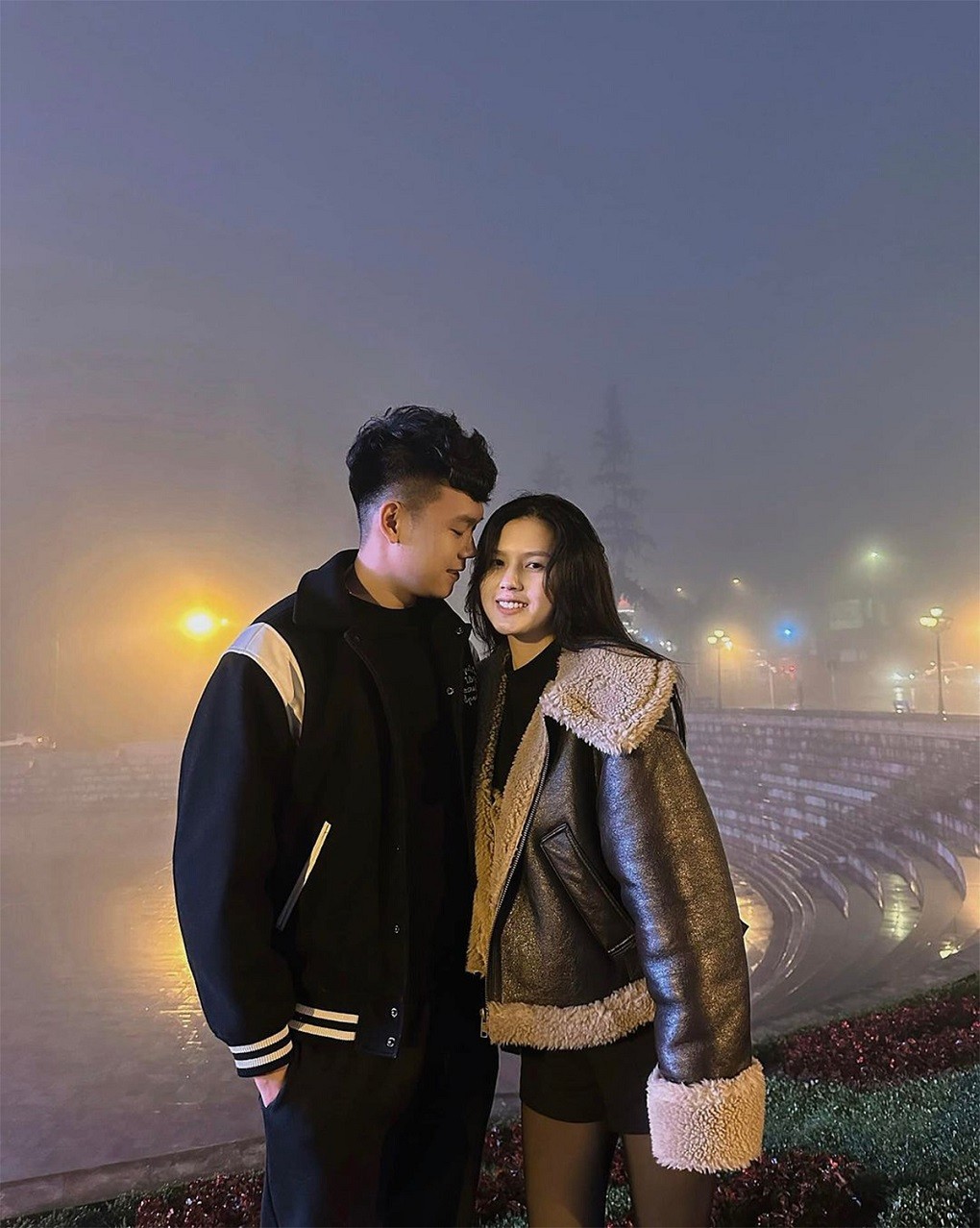 CLB Hà Nội: Nguyễn Thành Chung và vợ lãng mạn kỷ niệm 1 năm ngày cưới