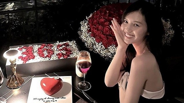 CLB Hà Nội: Trung vệ Nguyễn Thành Chung và vợ lãng mạn kỷ niệm 1 năm ngày cưới