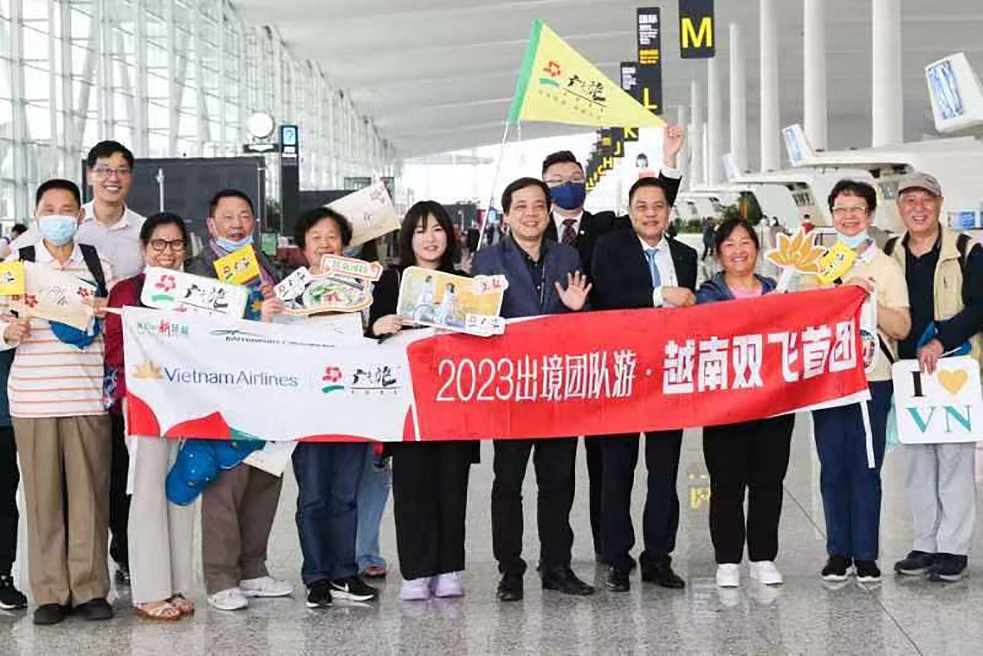 Đoàn khách du lịch Trung Quốc đầu tiên đến TP. Hồ Chí Minh