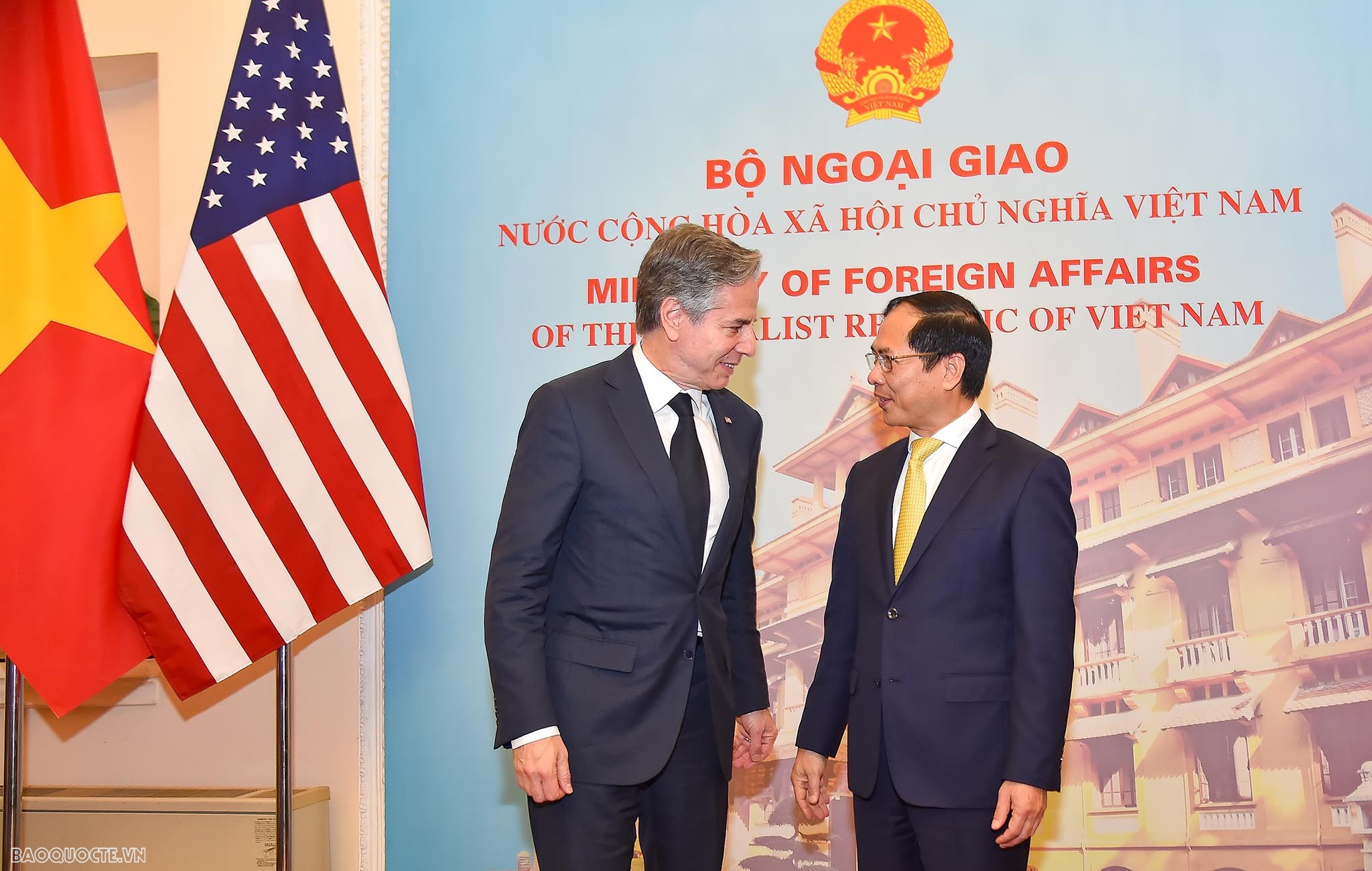 Nhận lời mời của Bộ trưởng Ngoại giao Bùi Thanh Sơn, Ngoại trưởng Hoa Kỳ Antony Blinken sẽ thăm Việt Nam từ ngày 14-16/4. Chuyến thăm diễn ra trong bối cảnh quan hệ Đối tác toàn diện Việt Nam-Hoa Kỳ duy trì đà phát triển tích cực nhờ nền tảng quan hệ đã được hai bên gây dựng, vun đắp trong 28 năm qua trên tất cả các lĩnh vực, trên cả bình diện song phương, khu vực và quốc tế. Nhận lời mời của Bộ trưởng Ngoại giao Bùi Thanh Sơn, Ngoại trưởng Hoa Kỳ Antony Blinken sẽ thăm Việt Nam từ ngày 14-16/4. Chuyến thăm diễn ra trong bối cảnh quan hệ Đối tác toàn diện Việt Nam-Hoa Kỳ duy trì đà phát triển tích cực nhờ nền tảng quan hệ đã được hai bên gây dựng, vun đắp trong 28 năm qua trên tất cả các lĩnh vực, trên cả bình diện song phương, khu vực và quốc tế.