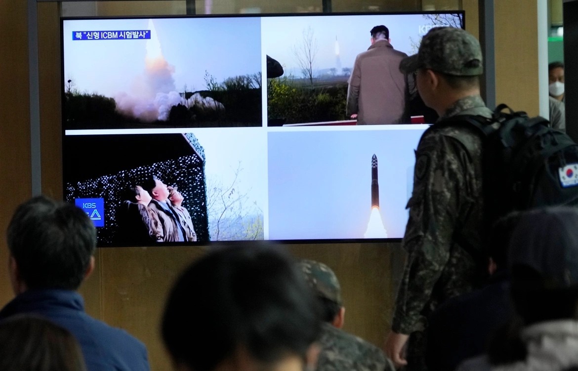 Nhà lãnh đạo Triều Tiên Kim Jong Un giám sát buổi thử tên lửa Hwasong 18 cùng vợ và con gái