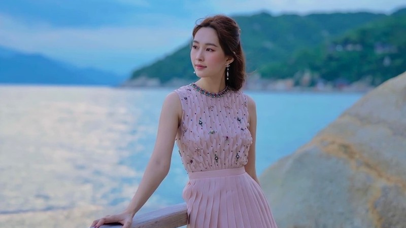 Hoa hậu Đặng Thu Thảo ngọt ngào cùng những thiết kế đầm nữ tính kết hợp phụ kiện hàng hiệu