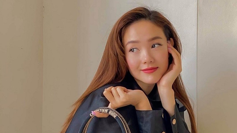 Minh Hằng xinh đẹp cùng năm tháng với những thiết kế túi hàng hiệu thanh lịch