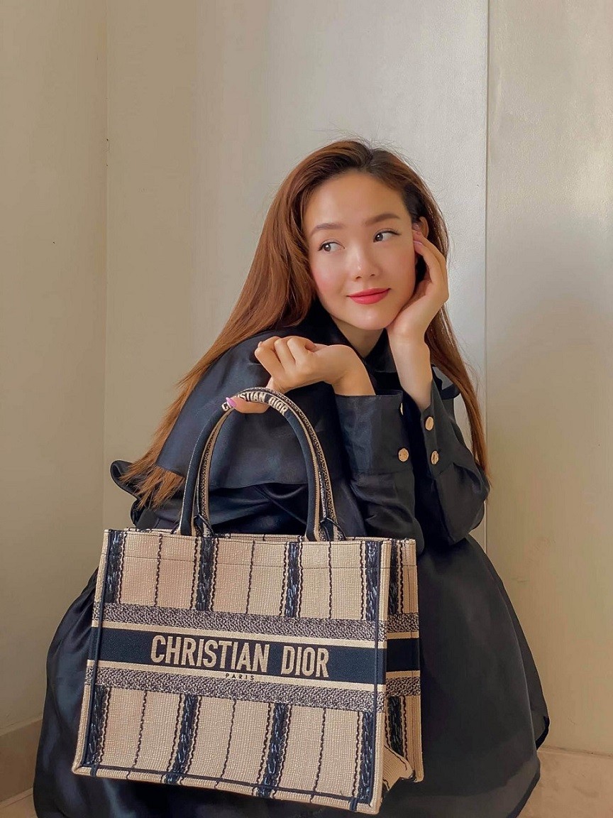 Minh Hằng xinh đẹp cùng những thiết kế túi hàng hiệu thanh lịch Minh Hằng xinh đẹp cùng những thiết kế túi hàng hiệu thanh lịch