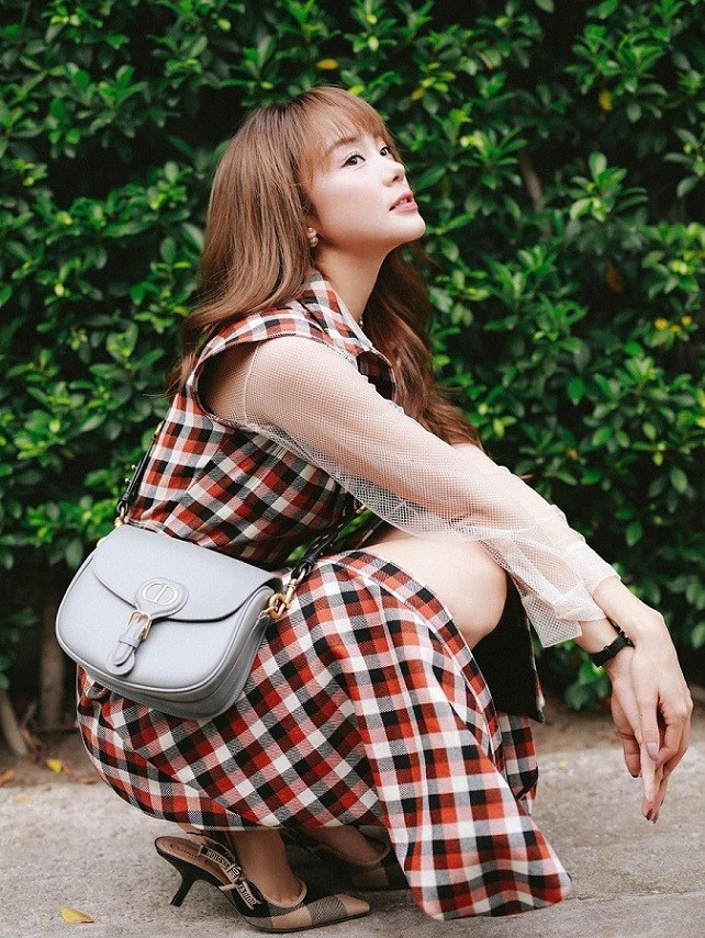 Minh Hằng xinh đẹp cùng những thiết kế túi hàng hiệu thanh lịch Minh Hằng xinh đẹp cùng những thiết kế túi hàng hiệu thanh lịch